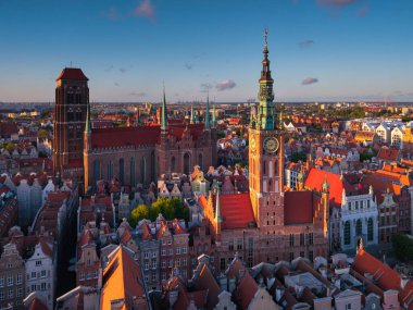 Yazın Gdansk 'taki Main Town' da güzel bir günbatımı. Polonya