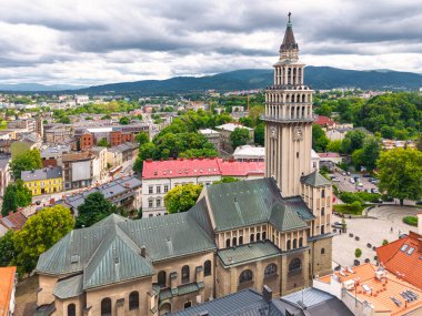 Polonya 'nın Bielsko-Biala kentindeki tarihi şehir meydanının renkli binaları ve arka planında dağlarla hava manzarası.