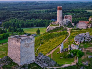 Batan güneşin ışığında Czestochowa yakınlarındaki Olsztyn 'deki şatonun kalıntıları. Polonya