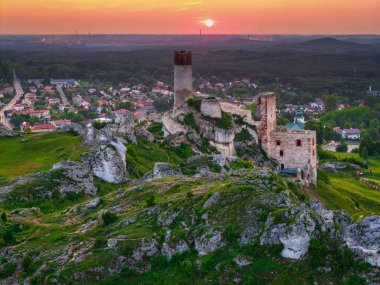 Batan güneşin ışığında Czestochowa yakınlarındaki Olsztyn 'deki şatonun kalıntıları. Polonya