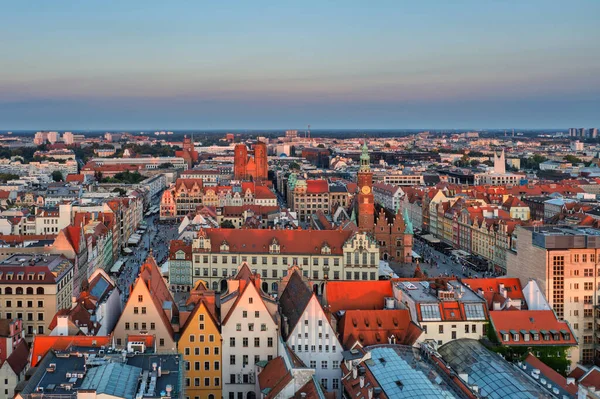 Wroclaw 'daki Eski Kent Pazar Meydanı' nın güzel mimarisi gün batımında, Polonya,