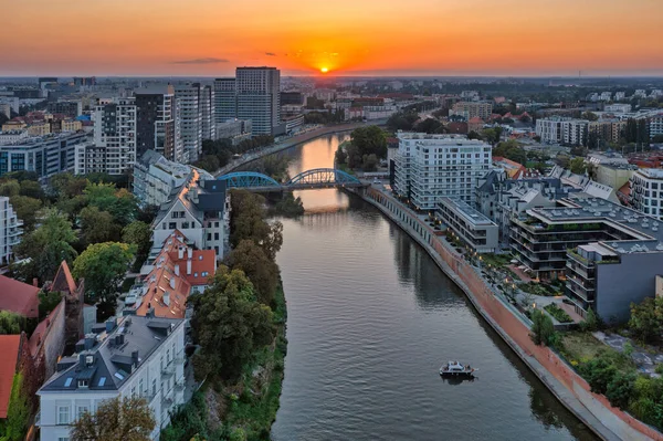 Wroclaw 'daki Eski Kent Pazar Meydanı' nın güzel mimarisi gün batımında, Polonya,