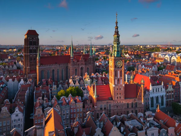 Yazın Gdansk 'taki Main Town' da güzel bir günbatımı. Polonya