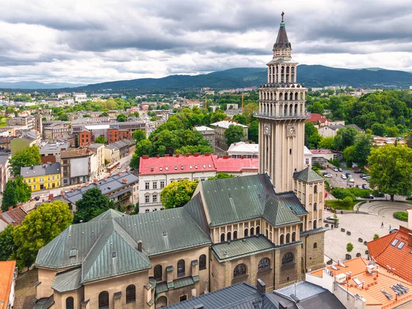 Polonya 'nın Bielsko-Biala kentindeki tarihi şehir meydanının renkli binaları ve arka planında dağlarla hava manzarası.