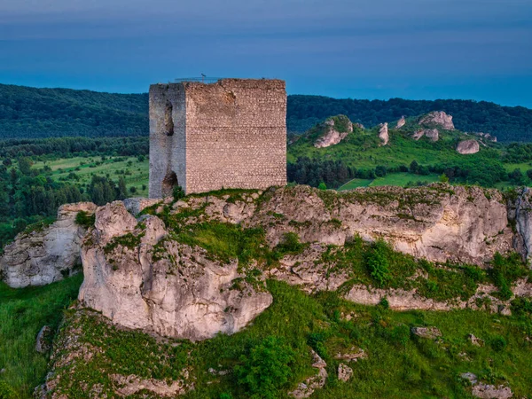 Batan güneşin ışığında Czestochowa yakınlarındaki Olsztyn 'deki şatonun kalıntıları. Polonya