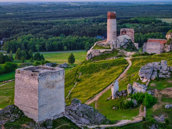 Batan güneşin ışığında Czestochowa yakınlarındaki Olsztyn 'deki şatonun kalıntıları. Polonya