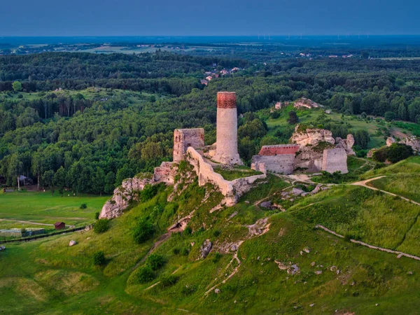 Batan güneşin ışığında Czestochowa yakınlarındaki Olsztyn 'deki şatonun kalıntıları. Polonya