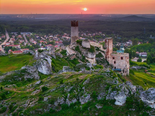 Batan güneşin ışığında Czestochowa yakınlarındaki Olsztyn 'deki şatonun kalıntıları. Polonya
