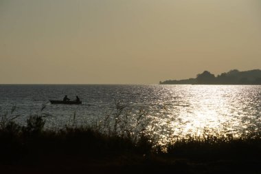 Akşam ışığı Baltık Denizi balıkçı teknesi