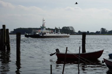 Geçiş sırasında araba feribot