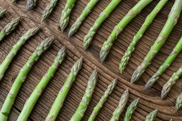 Gambi Asparagi Giardino Crudi Verdure Fresche Primavera Fondo Legno Asparagus — Foto Stock
