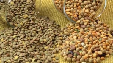 Cam kavanozlar çeşitli baklagiller - fasulye, yulaf ezmesi gevreği, bezelye ve mercimek. Yemek, yemek ve vejetaryen diyet, vejeteryan.