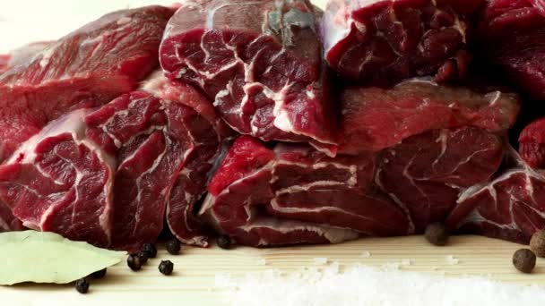 Čerstvé hovězí maso s přísadami pro vaření na dřevěné desce