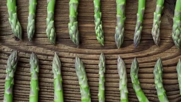 Gambi Asparagi Giardino Crudi Verdure Fresche Primavera Fondo Legno Asparagus — Video Stock