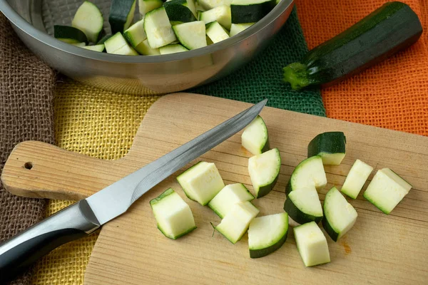 Calabacín Picado Saludable Una Tabla Cortar Con Cuchillo — Foto de Stock