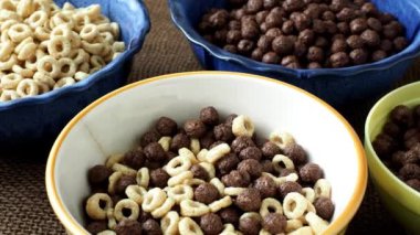 Çeşitli tahıl kase kahvaltı için ayarlayın. Çikolata ve Mısır gevreği ile Mısır yüzük.