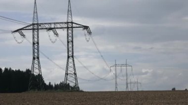 Yüksek gerilim enerji hatları mavi gökyüzü ile
