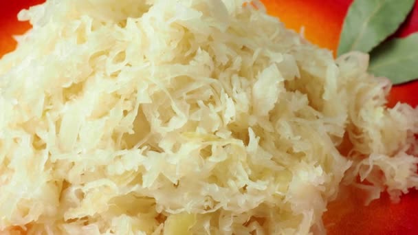 Fermentierter Kohl Roter Teller Mit Sauerkraut Eingelegtem Weißkohl — Stockvideo