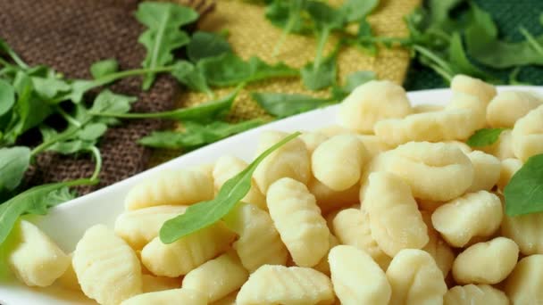 Ongekookt Zelfgemaakte Aardappel Gnocchi Een Witte Plaat — Stockvideo