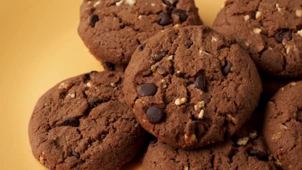 Galletas Chocolate Plato Amarillo — Vídeos de Stock