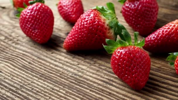 成熟的草莓放在木制桌子上 — 图库视频影像