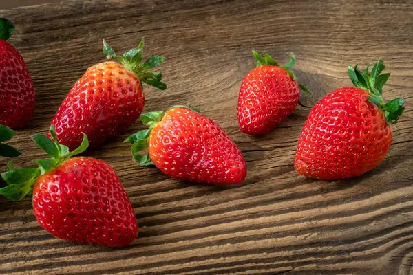 成熟的草莓放在木制桌子上 — 图库照片
