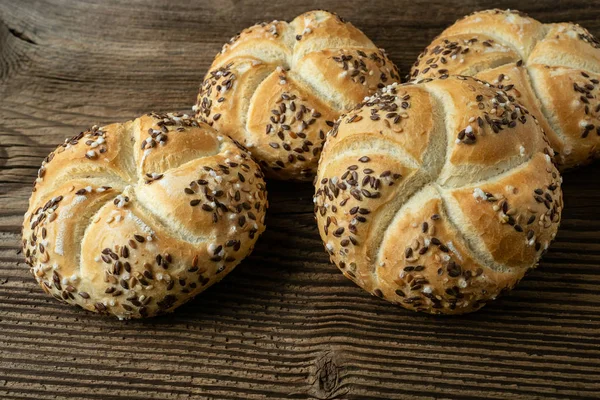 Hele Hvetebrødet Trebakgrunn Kaiserruller Med Sesamfrø – stockfoto