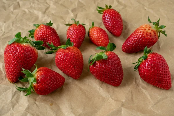 Fresh Strawberries Brown Paper — Stock Photo, Image