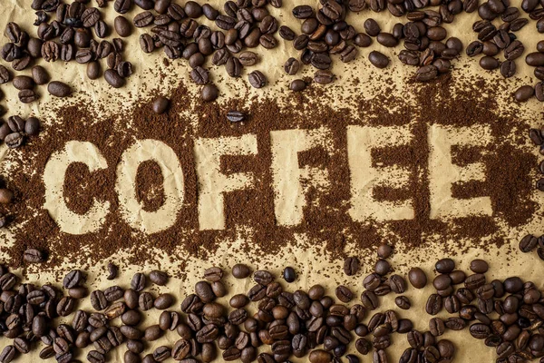 Geröstete Kaffeebohnen Auf Braunem Packpapier Das Wort Kaffee — Stockfoto