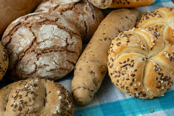 Sterty Różnych Chleb Bułki Posypane Solą Kminek Sezamu Świeże Pieczywo — Zdjęcie stockowe
