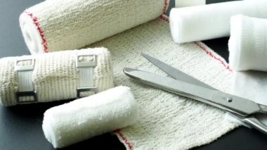Tıbbi bandaj makas ile kesme. Tıbbi donatımı.