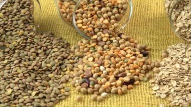 Cam kavanozlar çeşitli baklagiller - fasulye, yulaf ezmesi gevreği, bezelye ve mercimek. Yemek, yemek ve vejetaryen diyet, vejeteryan.