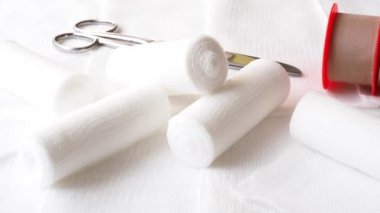 Tıbbi bandaj makas ve yapıştırma alçı ile. Tıbbi donatımı.
