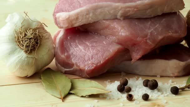 Porco Fresco Com Ingredientes Para Cozinhar Tábua Madeira — Vídeo de Stock