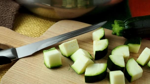 Gesunde Gehackte Zucchini Auf Einem Schneidebrett Mit Messer — Stockvideo