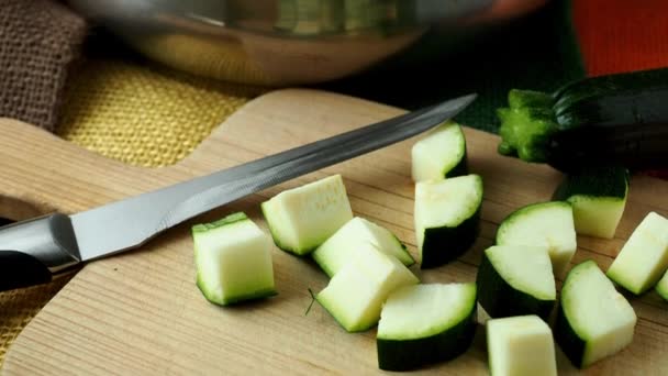 Courgettes Hachées Saines Sur Une Planche Découper Avec Couteau — Video