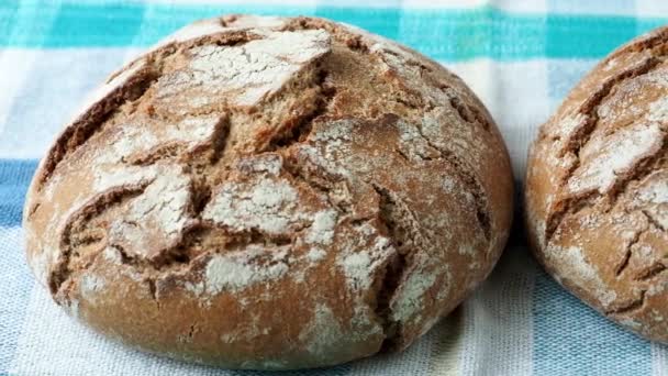 Frisches Bauernbrot Auf Einem Karierten Handtuch — Stockvideo