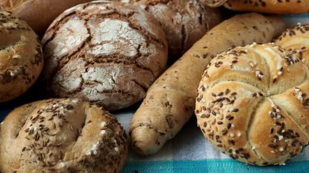 Altura Vários Pães Polvilhados Com Sal Alcaravia Sésamo Pão Rústico — Vídeo de Stock