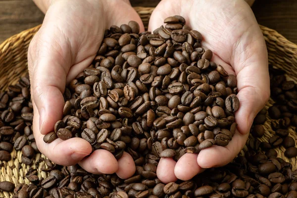 Kaffeebohnen Weiblichen Händen Frauenhände Mit Gerösteten Kaffeebohnen — Stockfoto