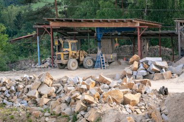 Granit ocağı madencilik. Çalışma madencilik makine - eski kazıcı. Madencilik sektörü.