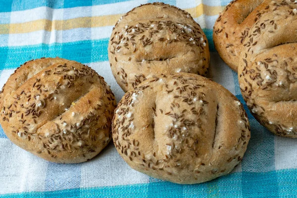 Rolos Pão Polvilhados Com Sal Cominho — Fotografia de Stock