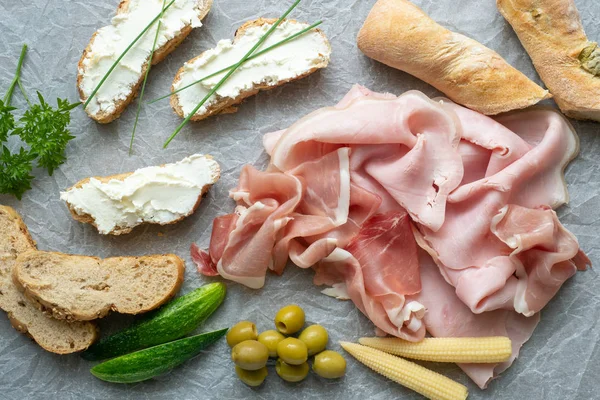 Koud Voorgerecht Vleeswaren Verschillende Hapjes Een Wit Verfrommeld Papier Ham — Stockfoto