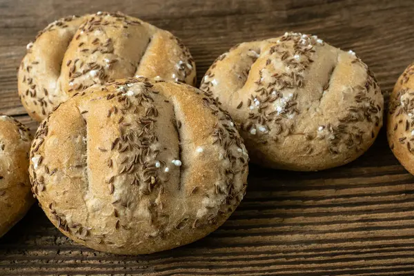 Rolos Pão Polvilhados Com Sal Cominho Padaria Variedade Pão — Fotografia de Stock