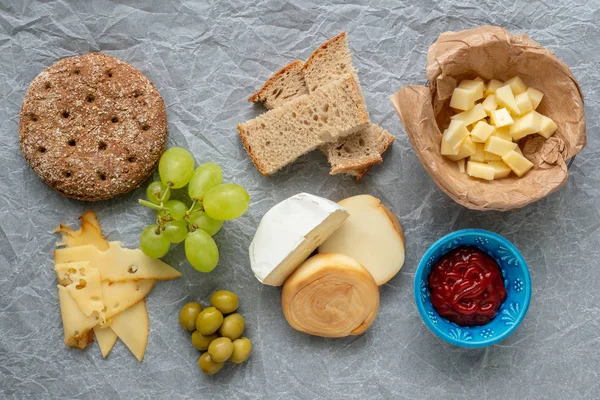 Apéritif Froid Charcuterie Différentes Collations Sur Papier Blanc Froissé Haut — Photo