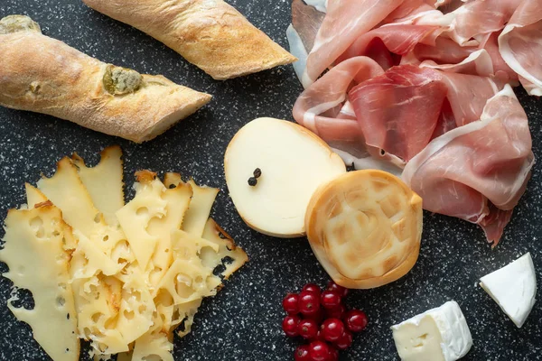 Koud Voorgerecht Vleeswaren Pittig Eten Zwarte Achtergrond — Stockfoto