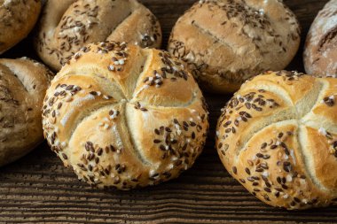 Rustik ahşap arka plan üzerinde farklı ekmek. Ekmek fırın yelpazesine.