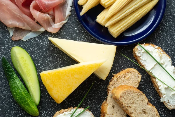 Soğuk meze. Soğuk kesim. Baharatlı gıda üzerine siyah arka plan, üstten görünüm.