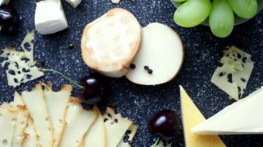 Soğuk meze. Soğuk kesim. Peynir kesme tahtası, üstten görünüm üzerinde. 4 k çözünürlük