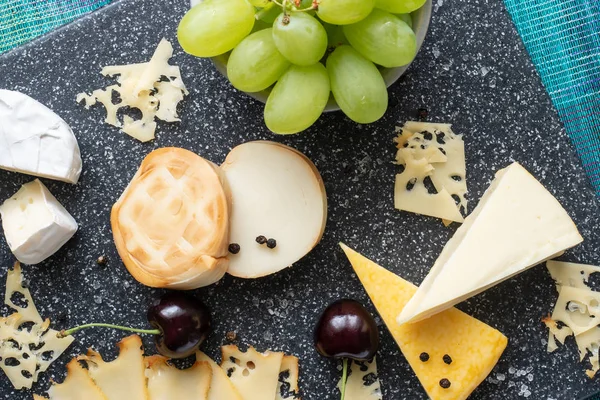 Aperitivo Frío Salchichas Queso Sobre Tabla Cortar Aislado Sobre Fondo —  Fotos de Stock