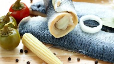Marine ringa balığı filetosu. Soğuk meze. Tuzlu su balık. 4 k çözünürlük